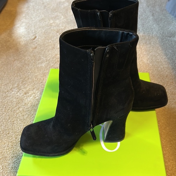 Excellent condition Sam Edelman, Jaye, Suede Boot - Picture 5 of 8